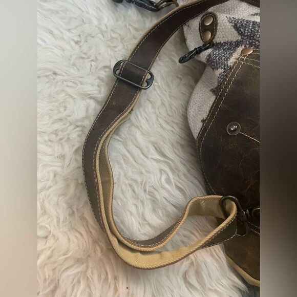 Myra Damn Cool Shoulder Bag - Picture 9 of 16